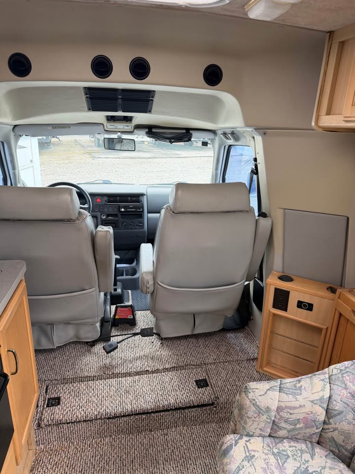 
								2000 Winnebago Rialta full									
