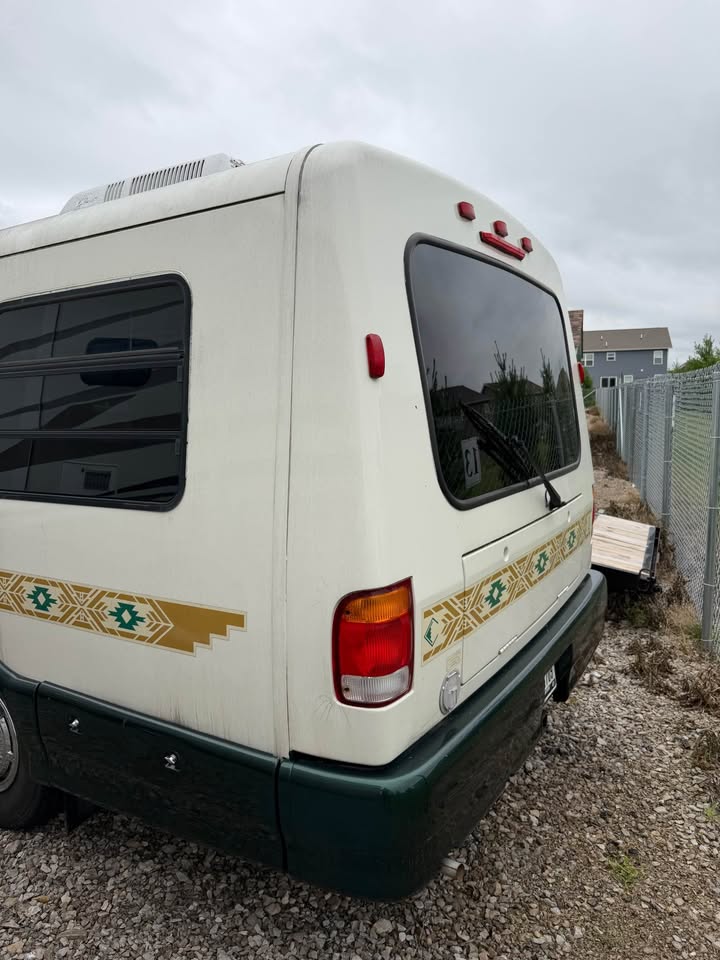 
								2000 Winnebago Rialta full									