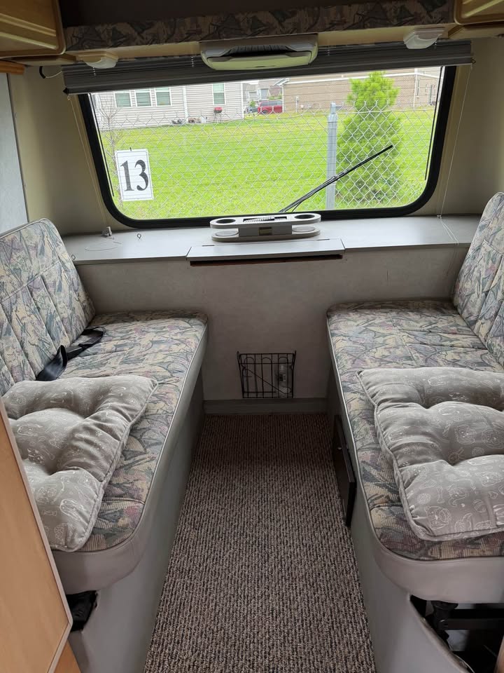 
								2000 Winnebago Rialta full									
