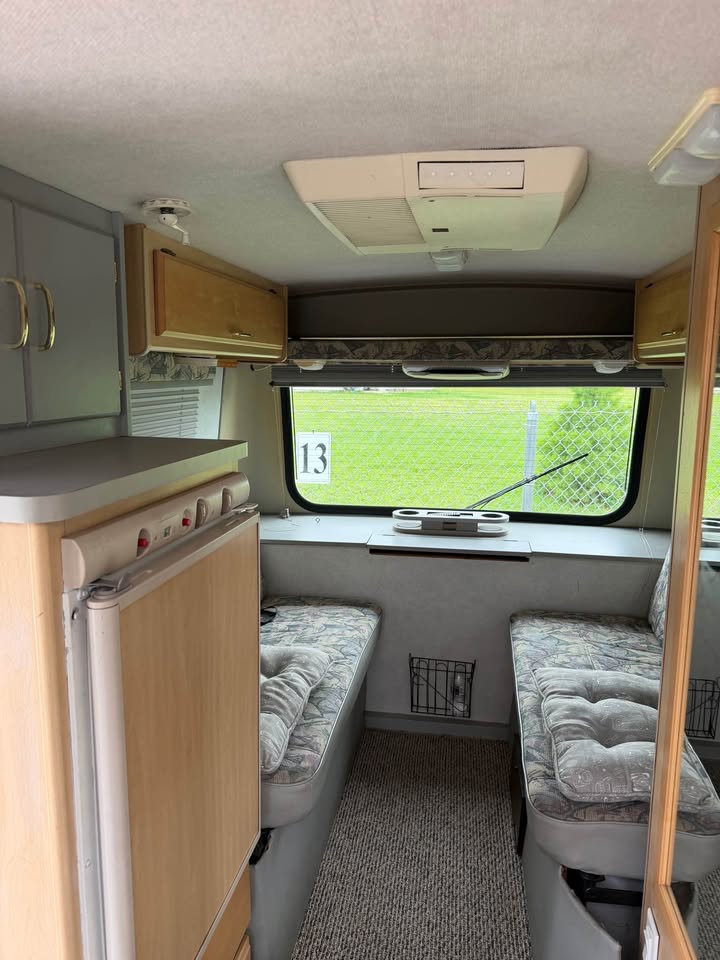 
								2000 Winnebago Rialta full									