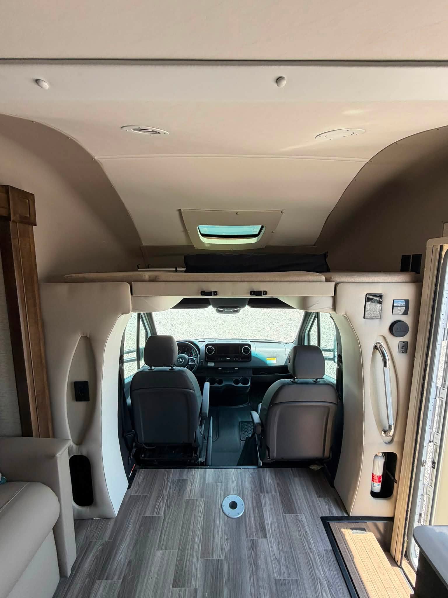 
								2021 Tiffin Wayfarer 25RW full									