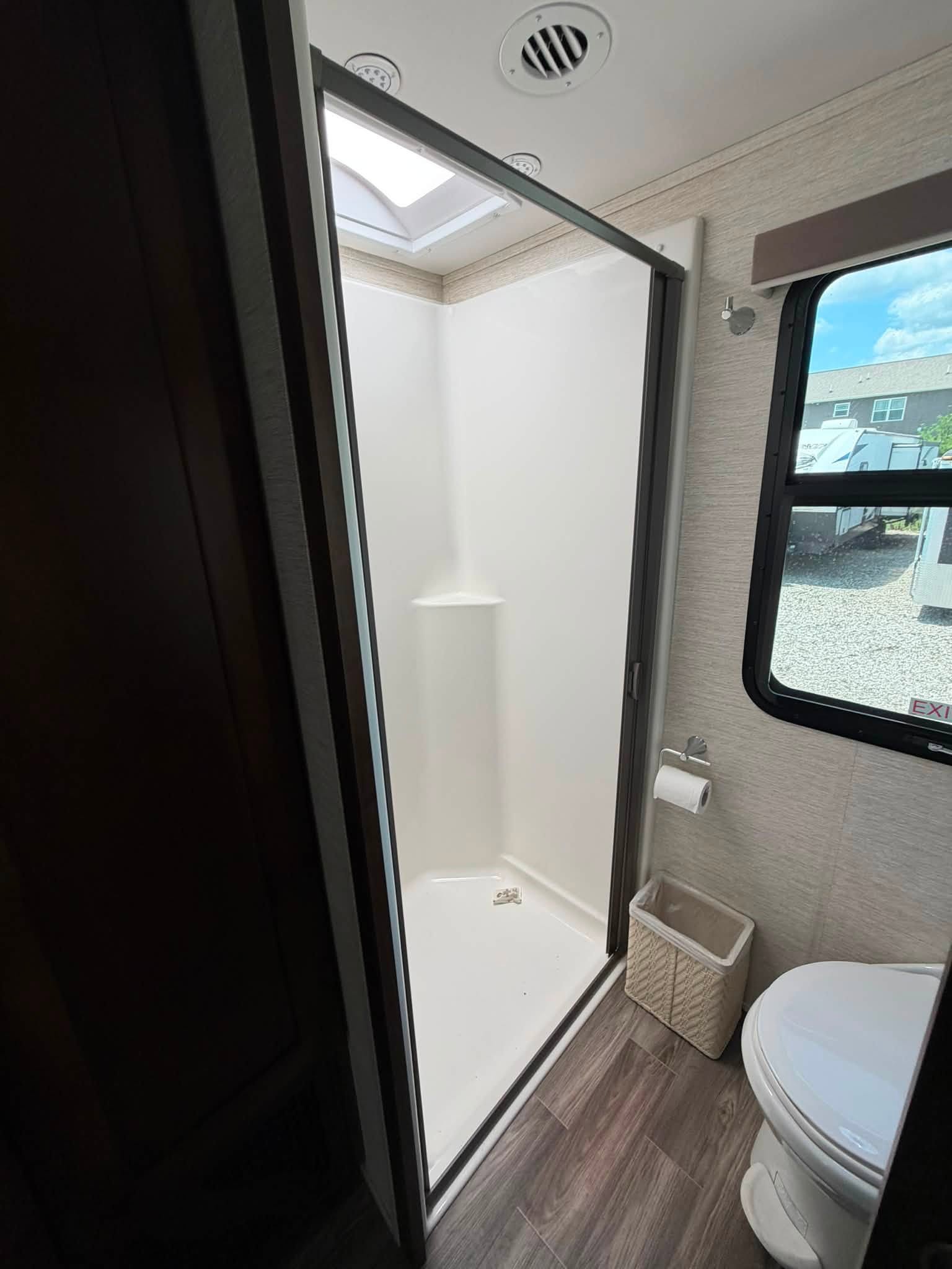 
								2021 Tiffin Wayfarer 25RW full									