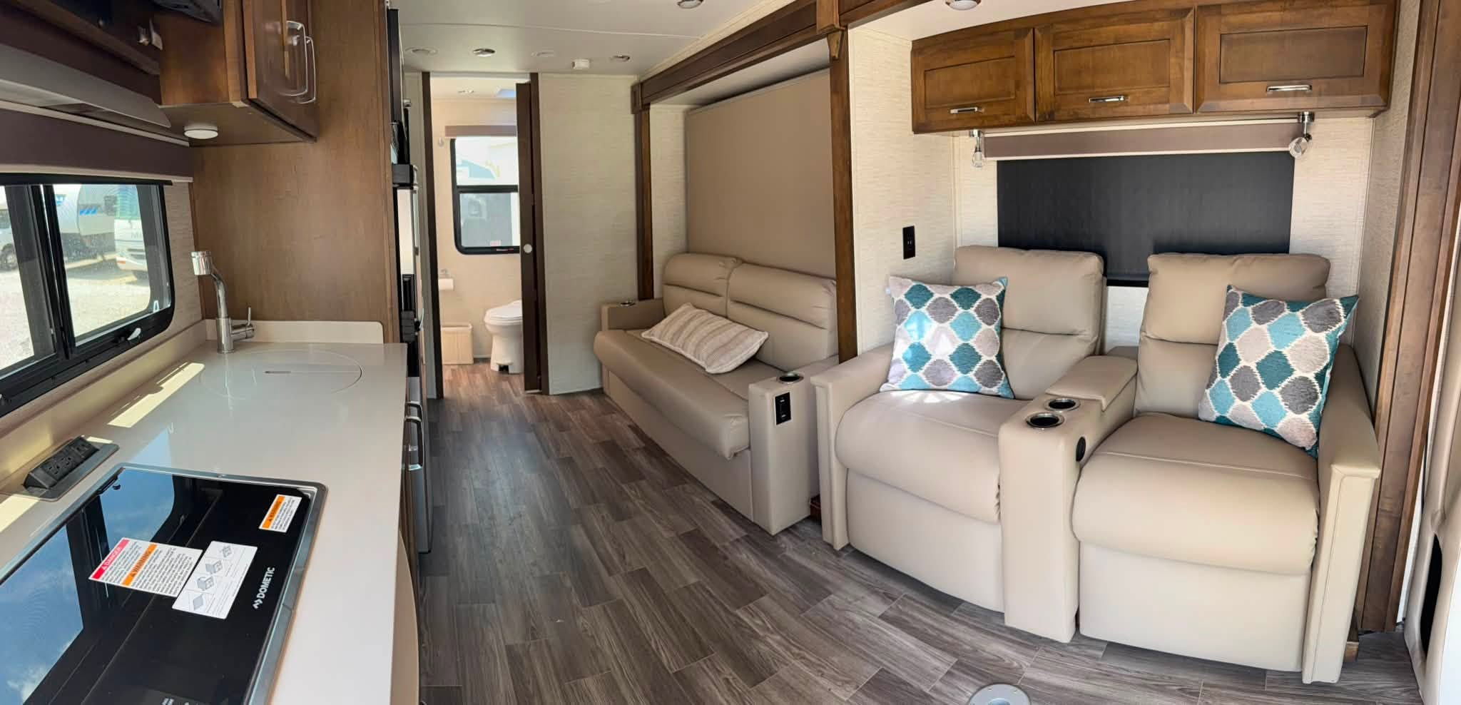 
								2021 Tiffin Wayfarer 25RW full									