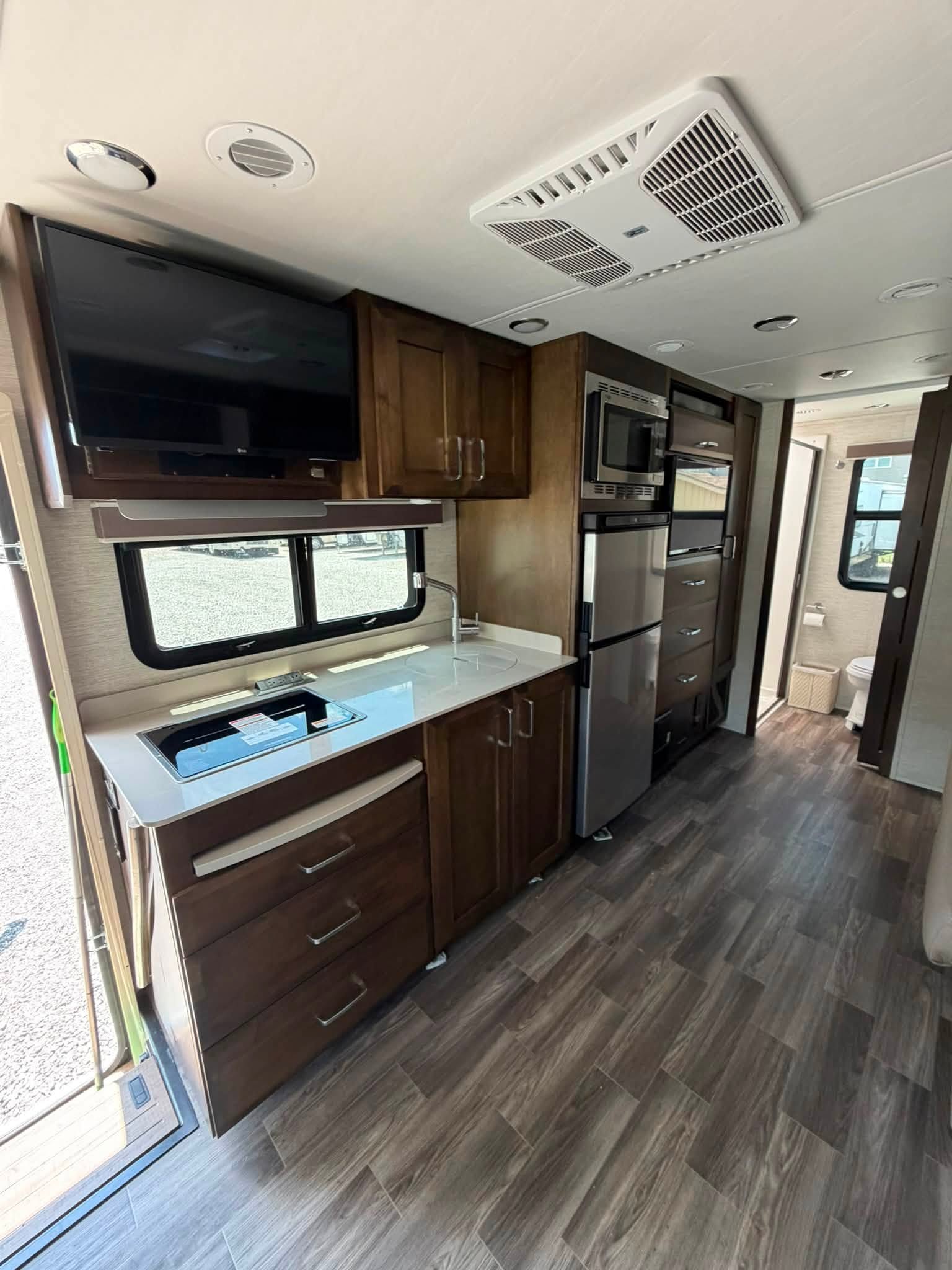 
								2021 Tiffin Wayfarer 25RW full									