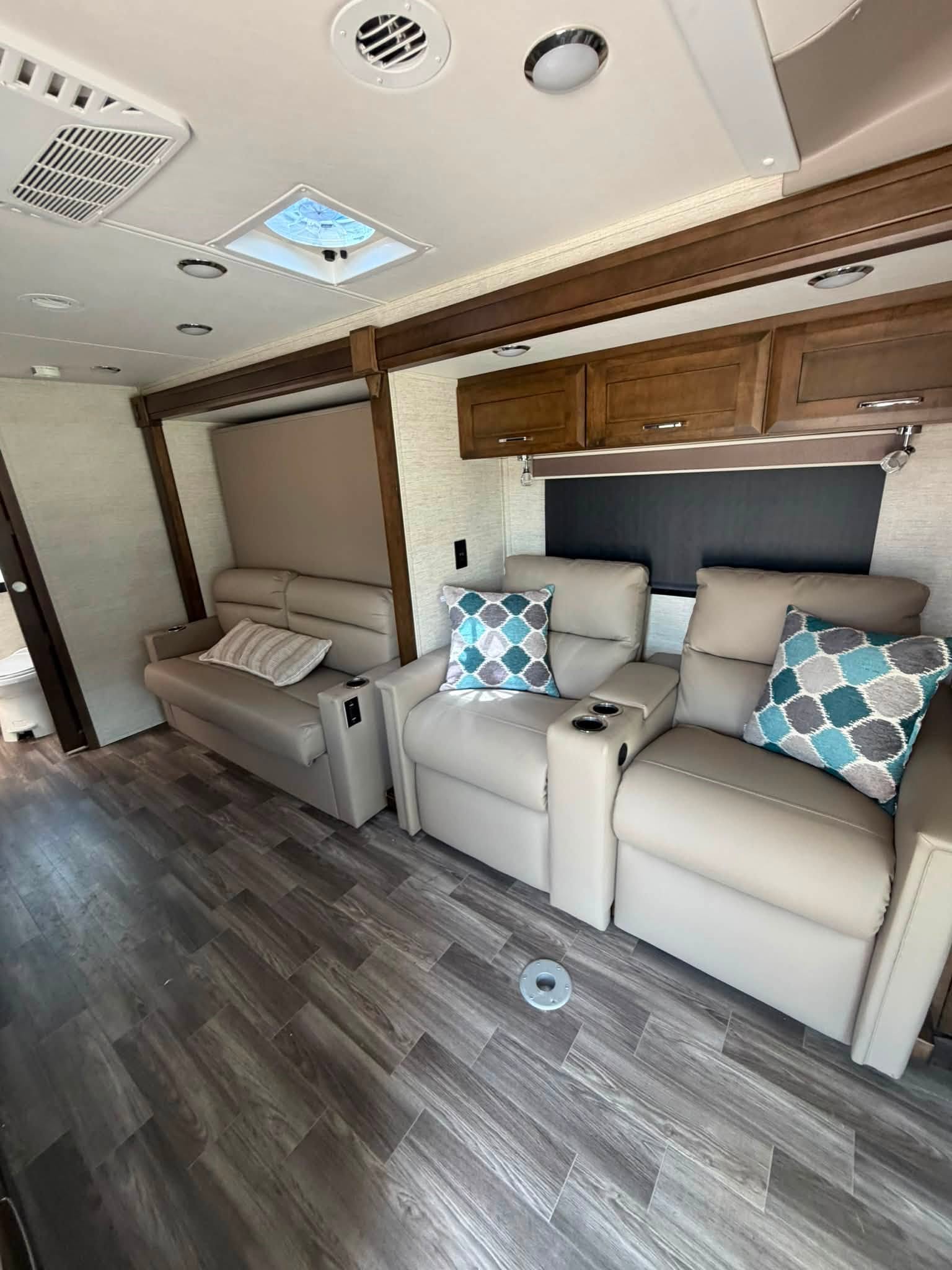
								2021 Tiffin Wayfarer 25RW full									