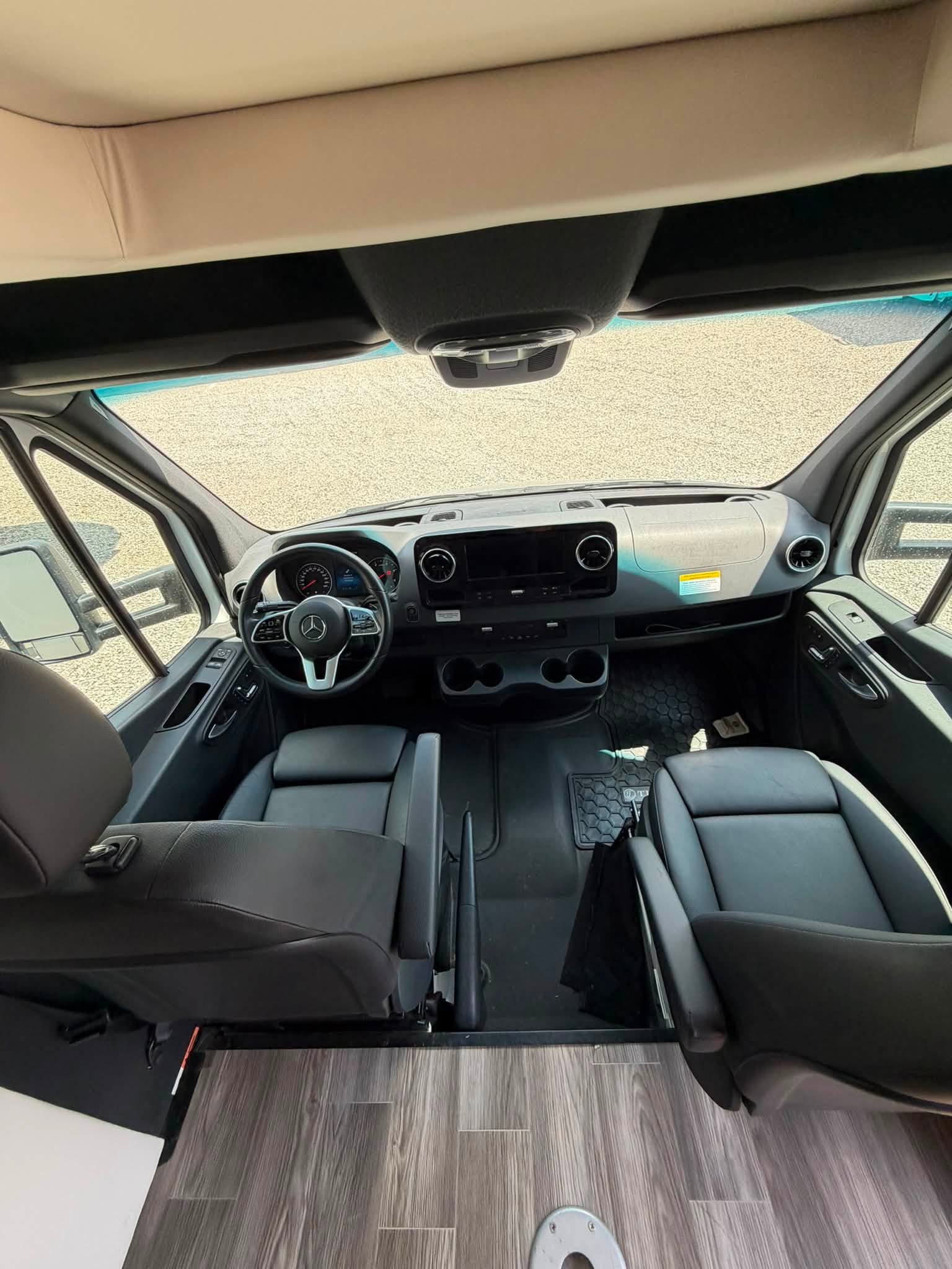 
								2021 Tiffin Wayfarer 25RW full									