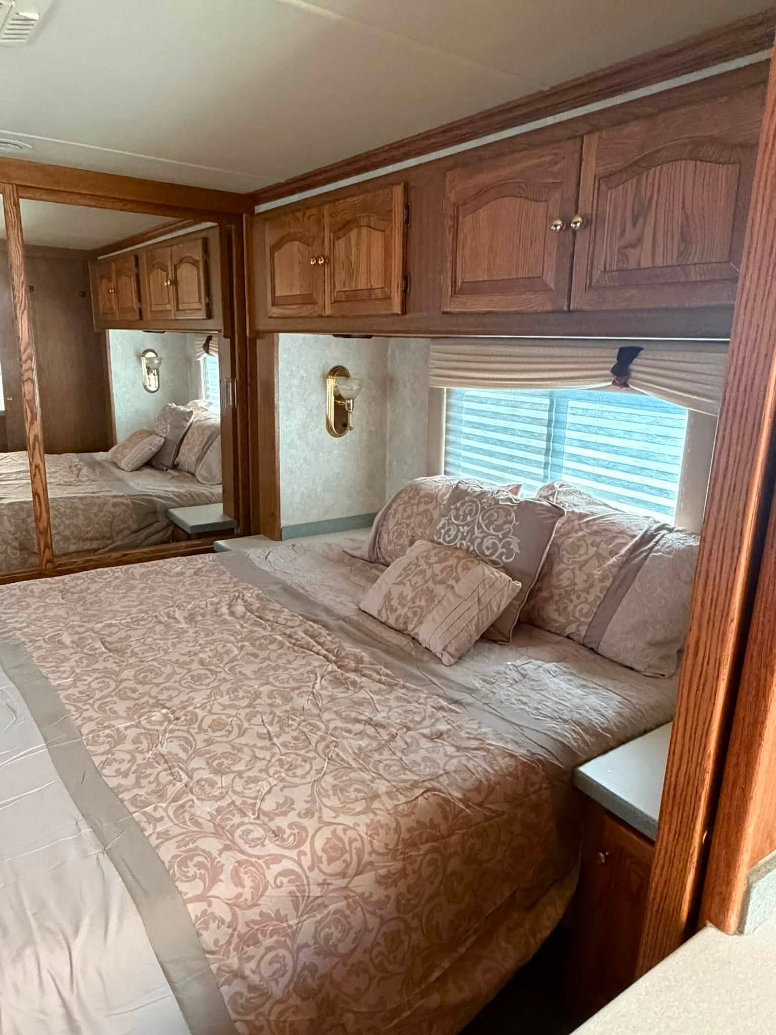 
								2003 Tiffin Motorhomes Phaeton 40TGH full									