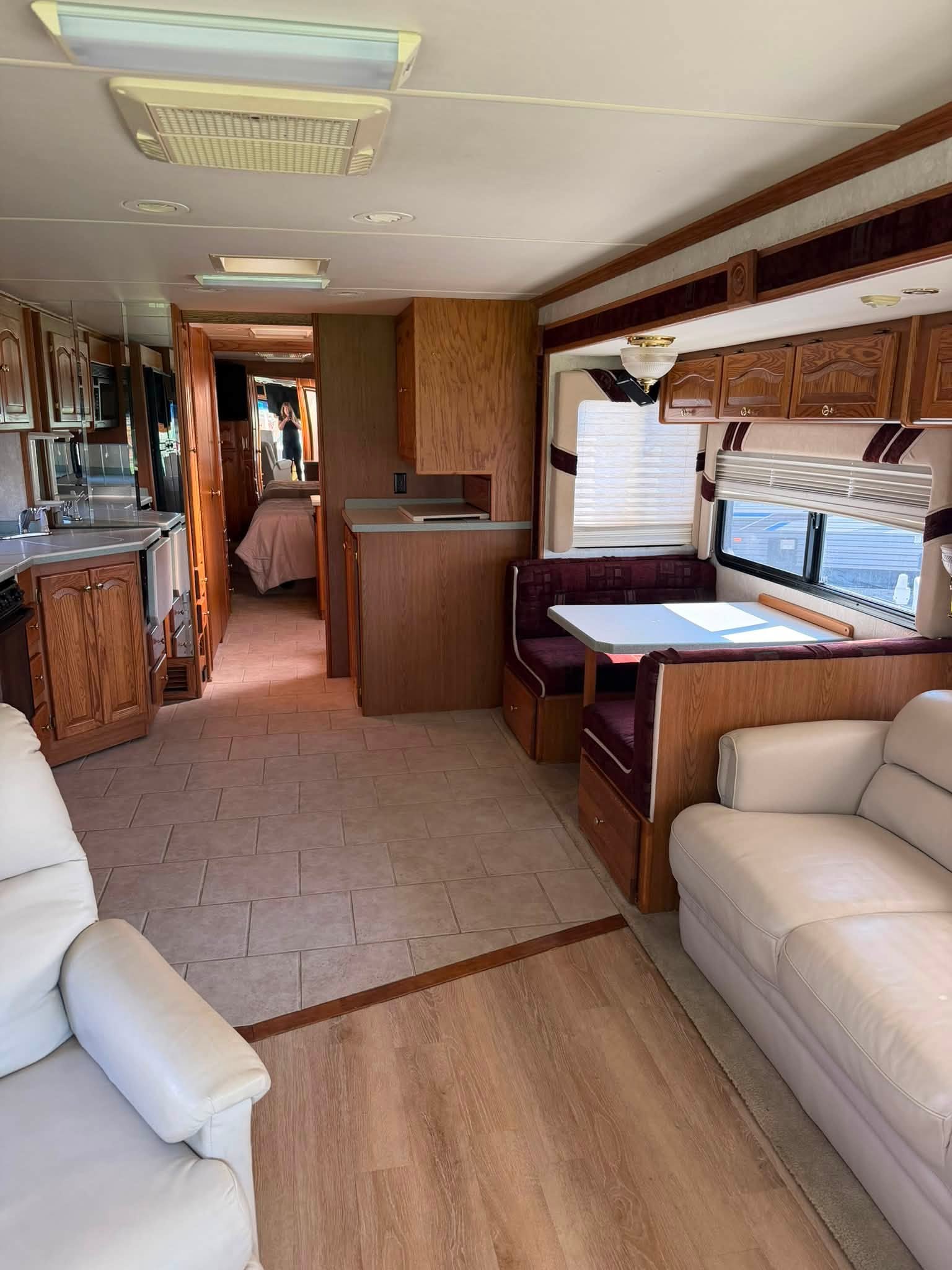 
								2003 Tiffin Motorhomes Phaeton 40TGH full									