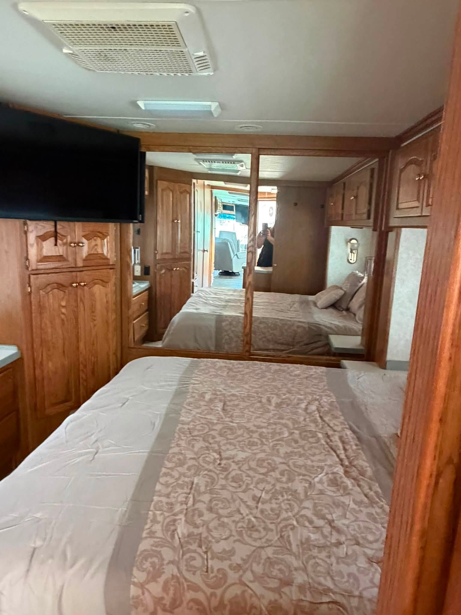 
								2003 Tiffin Motorhomes Phaeton 40TGH full									