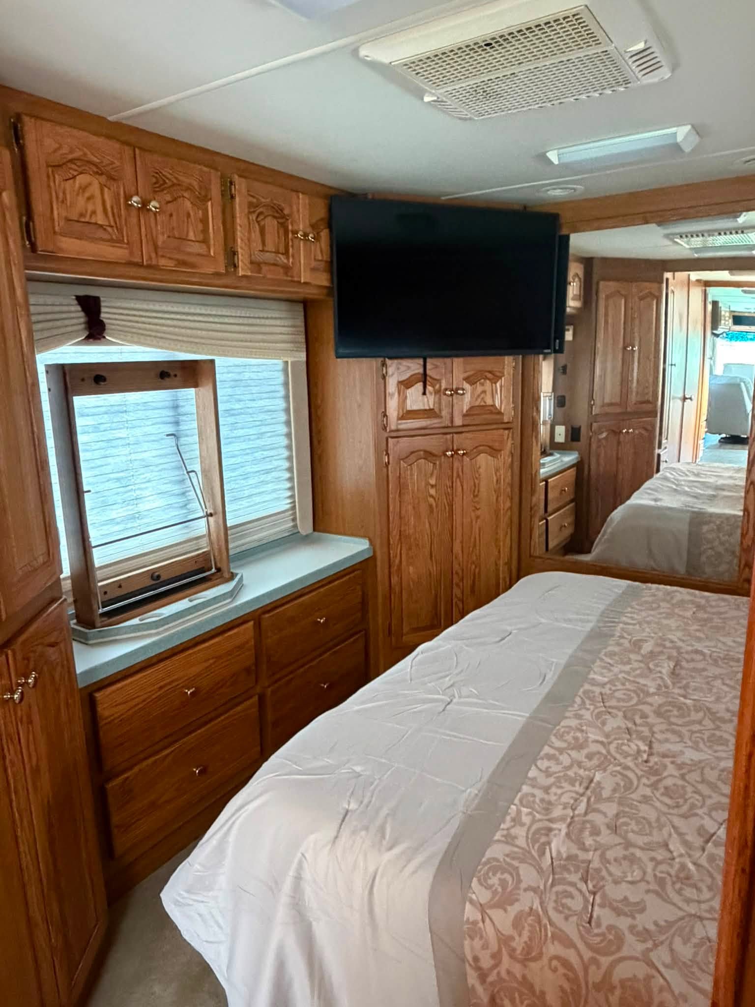 
								2003 Tiffin Motorhomes Phaeton 40TGH full									