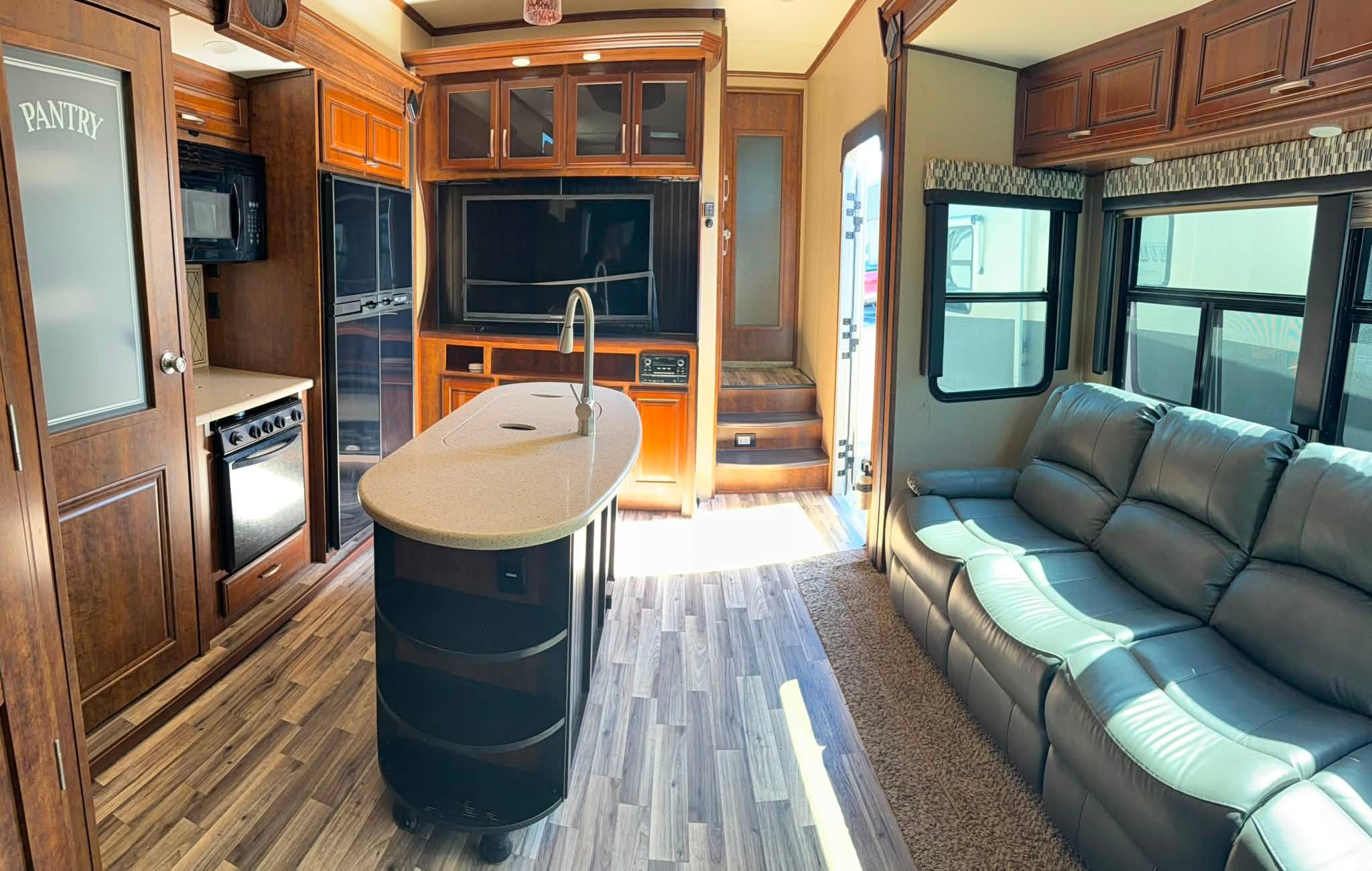 
								2015 Grand Design Momentum 385TH full									