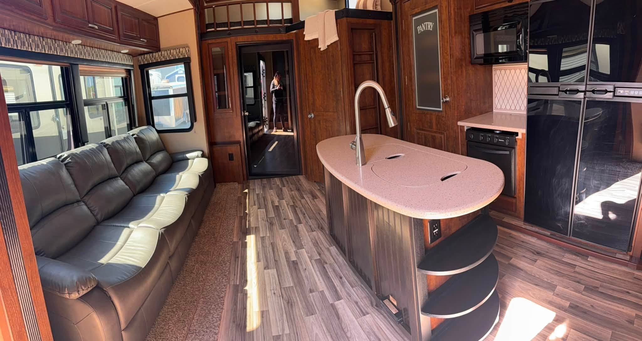 
								2015 Grand Design Momentum 385TH full									
